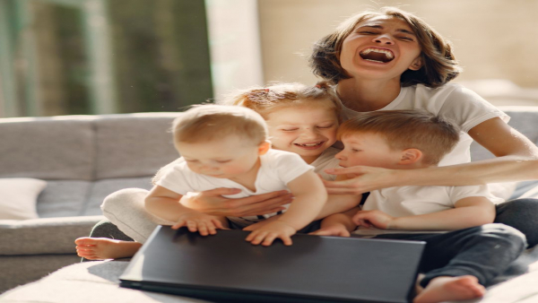 仕事と子育てを両立！「育児サポートあり」で安心して働ける介護・看護施設